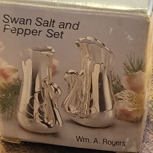 Salt n pepper shakers